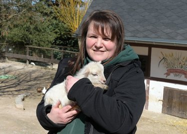 Zootierpflegerin Silke Bauer mit ersten Osterlämmchen.  