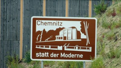 Kritik der subversiven Art: Unbekannte machten aus "Stadt der Moderne" auf einem der braun-weißen Werbeschilder, die an der Autobahn aufgestellt sind, den Schriftzug "statt der Moderne".