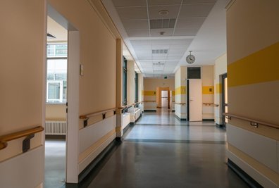 Dort, wo bis vor kurzem die Kurzzeitpflege untergebracht war, dominieren zurzeit kalte und leere Räume. Schließlich wird dieser Bereich genauso wie das übrige Bettenhaus umfassend hergerichtet.