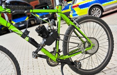 Das in Reichenbach sichergestellte Fahrrad mit Tank und Verbrennungsmotor - es schafft Tempo 40. 