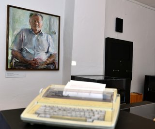 Noch befindet sich die Mittweidaer Erich-Loest-Ausstellung im Stadtmuseum "Alte Pfarrhäuser". Nach dem Umzug sollen die Schreibmaschine des Schriftstellers und dessen Porträt zu Hinguckern werden. 