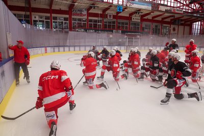 Den Anweisungen von Trainer Jussi Tuores lauschten auch zwei Cracks aus der U 20 der Chemnitz Crashers.