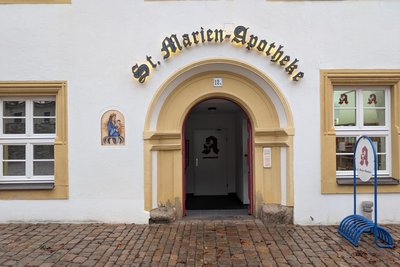 Einer der beiden Eingänge befindet sich am Untermarkt.