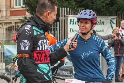 Geschafft und glücklich: Franziska Nehl aus Dresden beim Siegerinterview. Den Sieg bei den Männern holte Tim Hämmerlein, SV Sachsen 90 Werdau.