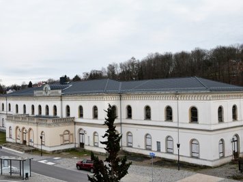 Blick auf das Crimmitschauer Bahnhofsgebäude, in das wieder Leben einziehen soll. 