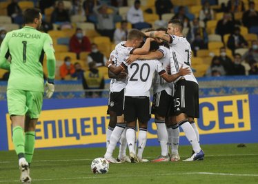  Matthias Ginter (2.v.l, Deutschland) feiert mit Teamkameraden das erste Tor ihrer Mannschaft.