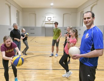 Trainer Christian Zieger (r.) und Frieda (von links), Marie-Cathèrine, Marc, Julian und Natalie zeigen Henry Weyhmann, dem Vorsitzenden des SV Einheit Bräunsdorf, was sie im Volleyball drauf haben. Der Verein hat die Sporthalle im Ort für fast 200.000 Euro saniert. 20.000 Euro steuerte er selbst in Eigenleistungen und Geld bei; der Landessportbund brachte 100.000 Euro auf, der Landkreis Mittelsachsen und die Gemeinde Oberschöna je 40.000 Euro. Das um 1900 errichtete Gebäude und der 1968 erbaute Sanitärtrakt hatten die Kur bitter nötig.mer
