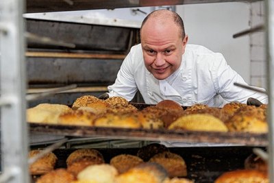 Es ist eine Institution in Bärenstein: das Café Neubert. Konditormeister Thomas Neubert führt das mehr als 100 Jahre alte Familienunternehmen in vierter Generation. Aufgeben steht deshalb für ihn nicht zur Debatte.