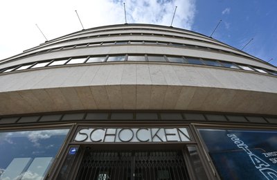 Das frühere Kaufhaus Schocken, heute Staatliches Museum für Archäologie Chemnitz, gehört zu den Höhepunkten des Bauens im Geist der Klassischen Moderne in Chemnitz. Es wurde von Erich Mendelsohn entworfen und 1930 eröffnet.