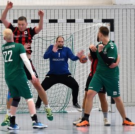 Die Mittweidaer Bezirksliga Handballer, hier mit Torwart Erik Scheffler (M.) im Spiel gegen die HSG Freiberg III, haben ihre zweite Saisonniederlage einstecken müssen. Nun wartet am kommenden Wochenende eine Doppelbelastung in den Pokalwettbewerben. 