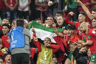 Marokkos Mannschaft nach dem Sieg gegen Spanien bei der WM in Katar.
