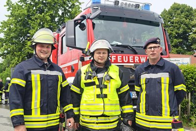 Maschinist Florian Haupt (von links), Einsatzleiter Sylvio Kirbach und Gemeindewehrleiter Mario Stiller konnten aufatmen. Das Feuer war zeitig entdeckt und rasch gelöscht worden.