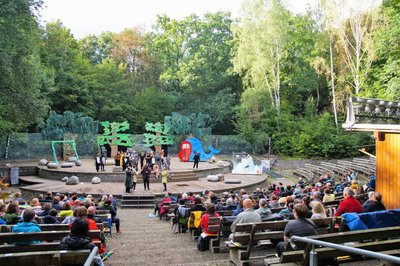 250 Besucher verfolgten die Premiere des Theaterstücks "Die Konferenz der Tiere" am Samstagabend auf der Küchwaldbühne.
