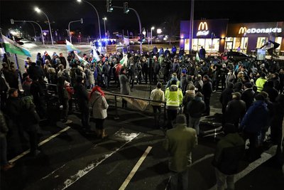 Mehrere Hundert Demonstranten haben sich am Montagabend nahe der McDonalds-Kreuzung in Aue versammelt.