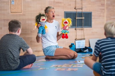 Mit Hilfe der beiden Handpuppen Rudi Rastlos (links) und Lotta Langsam lernen die Mädchen und Jungen bei Mareike Maschke viel über die linke und die rechte Hälfte des menschlichen Gehirns.