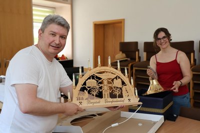 Ziehen mit um: der Schwibbogen von Ehrenfriedersdorf und eine außergewöhnliche Lampe, das Abschiedsgeschenk des Posaunenchores: ein umgebauter Horntrichter.