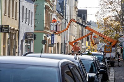 Auf der Plauener Stresemannstraße wurde die Weihnachtsbeleuchtung erneuert. Künftig leuchten dort LED-Lichterketten.