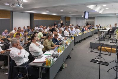 Der Kreistag hat sich erneut mit der Frage befasst, ob Dienstgebäude dauerhaft beflaggt werden sollen. Gleich fünf Anträge dazu lagen vor. Zu einer Entscheidung kam es aber nicht.