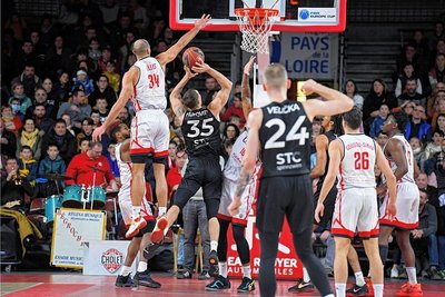 Marko Filipovity bei einem Wurfversuch im Spiel bei Cholet Basket.