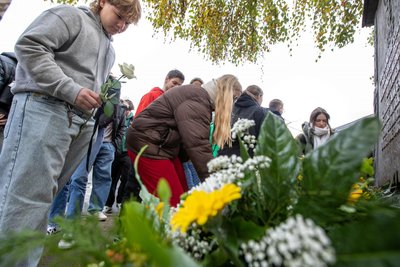 Schülerinnen und Schüler der Rückertschule, Dittesschule, Montessori-Oberschule, Lessinggymnasium, Hufelandschule und Friedensschule legten Blumen nieder.