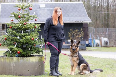 Lilly Nestler vom Tierheim „Neu-Amerika“ mit der fünf Jahre alten Schäferhündin Jill. Auch sie sucht ein Zuhause bei erfahrenen Haltern, kam nach einer Sicherstellung in die Einrichtung.