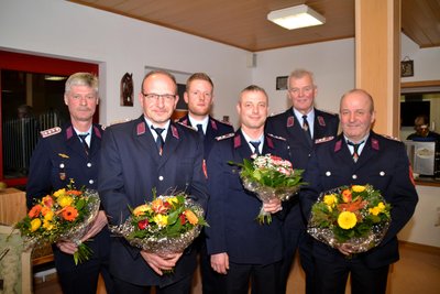 Wehr Adorf: Uwe Strobelt (2. v. links) folgt als Vizechef auf Willy Schubert (3. v. links).