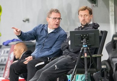 Ralf Rangnick (l) denkt über das Nationalteam hinaus. (Archivbild)