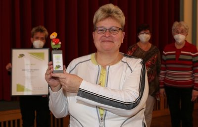 Das Landratsamt des Erzgebirgskreises hat Grit Wolf für ihr ehrenamtliches Engagement im Blema-Chor "Gerhard Hirsch" Aue geehrt. Bei der Auszeichnung waren auch Barbara Basler, Anett Grobe und Helga Szelig (hinten von links) mit dabei. 