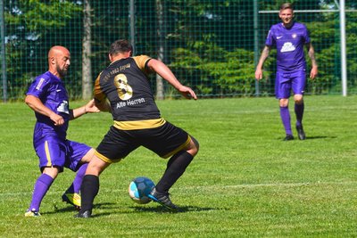 Dreh- und Angelpunkt im Spiel der Veilchen: Skerdilaid Curri. Der 49-jährige Albaner war zehn Jahre als Spieler und Trainer in Aue.