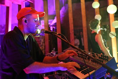 Bevor die DJs die Regie in der Partyzone übernahmen, legte die österreichischen Band Yukno auf der Klanggarten-Bühne los. Die tanzbare elekronische Musik mit Bass und Drums kam bei den Gästen an.