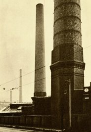 Die historische Ansicht der Schornsteine des Straßenbahn-Kraftwerks im Bereich des Falkeplatzes und der Falkestraße. 