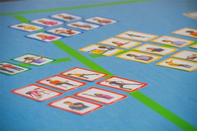 Mit 26 Übungen einfachen Übungen lassen sich alle Areale des menschlichen Gehirnes anregen. So wird insbesondere für Kinder auch das Lernen leichter gemacht. Dazu gehören Übungen für die Körperkoordination genauso wie für Gleichgewicht und Konzentration beispielsweise.