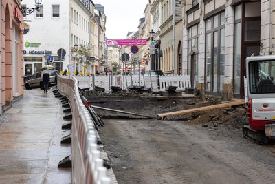 Auch die Händler an der Buchholzer Straße können aufatmen. Die Dauerbaustelle soll spätestens am ersten Advent beendet sein.