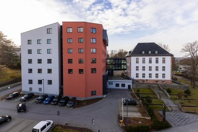 Lediglich das Landratsamt in Annaberg-Buchholz verfügt derzeit über den Anträgen entsprechend ausreichend Fahnenmasten.