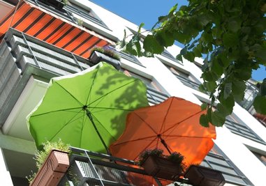 Sonnenschirme und Markisen bringen Schatten. Damit die Anschaffung funktioniert, sollte beim Kauf einiges beachtet werden. 