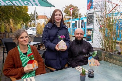 Die Preisträger 2021, deren Außenflächen die Jury des Dachverbandes Stadtmarketing überzeugt haben: Jaqueline Hof aus dem Blumengeschäft "Floral Art", Caroline Lange von der "klein & fein Patisserie" und Manuel Bendig, Inhaber des Restaurants "Uluru" (von links).
