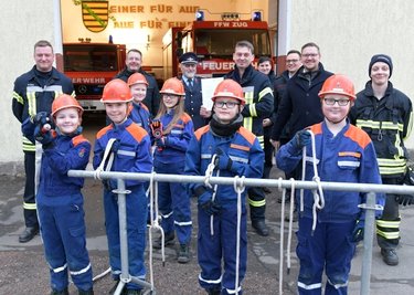 Die neue Jugendfeuerwehr Zug. OB Sven Krüger übergab am Freitag die Gründungsurkunde an Jugendfeuerwehrwart Tobias Urz.