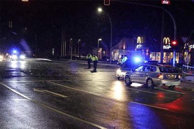 Die Polizei regelte auf der McDonalds-Kreuzung in Aue am Montagabend den Verkehr.