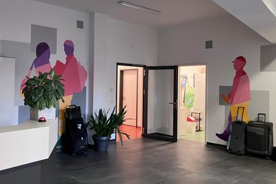 Die Zimmer im Internat werden wochen- oder monatsweise vermietet. Nutzer beklagen das Farbkonzept des Hauses.