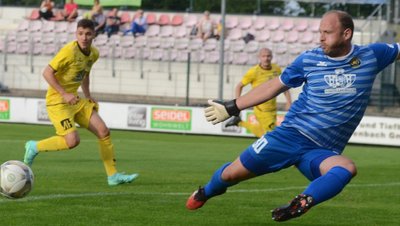 VfB-Keeper Stefan Schmidt (hier rechts im Bild im Spiel gegen den Berliner AK) fällt wegen einer Entzündung am Auge gegen Optik Rathenow aus. Für ihn wird Maximilian Schlosser im Tor stehen. 