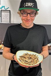 Die Zutat für einen gesunden Snack: Zirp-Insects-Gründer Christoph Thomann empfiehlt, die Insekten in Salz in der Pfanne zu rösten. Dann werden sie schön knusprig. 