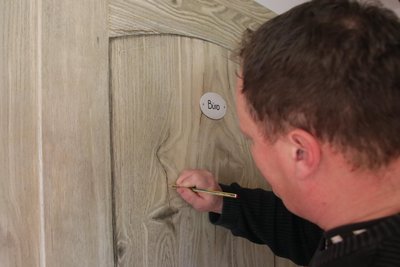 Michael Blank beherrscht die Ritztechnik noch, mit der er die Bürotür verziert hat.