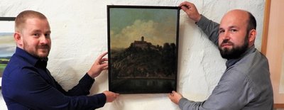 Der Werdauer Markus Döscher (l.) bei der Übergabe des Gemäldes an den Leiter der Burg Schönfels, Christian Landrock.