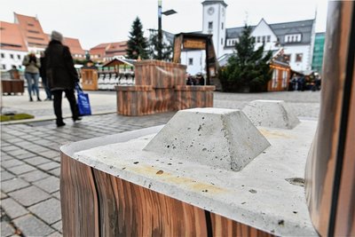 Am Eingang des Christmarktes in Freiberg an der Petersstraße wurde der Deckel der optischen Verkleidung der Betonsperren gestohlen. 