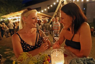 Romy Reinel (links) genoss mit ihrer Freundin Sandy Völker-Heckl die atmosphärische Sommernacht an den Weberhäusern. Die Plauenerinnen kommen immer wieder gerne zu den Veranstaltungen.