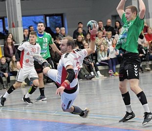 Der HC Einheit Plauen zieht weiter von Sieg zu Sieg. Karel Kveton (am Ball) steuerte in Zwönitz zwei Treffer zum 37:22-Auswärtssieg bei. Die Hausherren waren mit dem vogtländischen Tempo überfordert. 