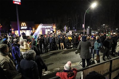 Die rechtsextreme Kleinstpartei „Freie Sachsen“ protestierte anlässlich des Besuchs von Ministerpräsident Michael Kretschmer in Aue.