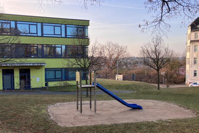 Bevor das Internat vor 15 Jahren errichtet wurde, kritisierten Anwohner, dass die Spielwiese für Kinder weichen musste. Heute gibt es Spielplatz und Wohnunterkunft.