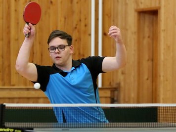 Florian Zumach steuerte im letzten Saisonspiel für Grünstädtel zwei Punkte bei. Dennoch verlor sein Team gegen Amtsberg. Allerdings trat der TTC als Gastgeber unterbesetzt an. Ein Spieler fehlte. So gingen zwei Einzel und ein Doppel kampflos an die letztlich siegreichen Gäste. 