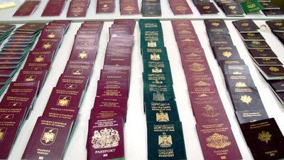Mit neuer Identität auf die Balkanroute: gefälschte Pässe, die die Polizei in Griechenland bei Razzien sicherstellte.